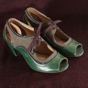 Chelsea Crew Mascot in green tan and plum